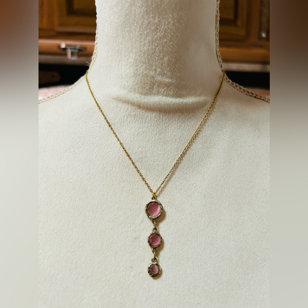 Elegant graduated drop blush pink glass stone pendant on chain necklace - Picture 2 of 7